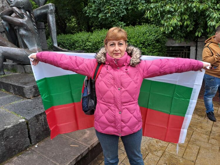 Десетки се събраха в защита на лева и с искане за референдум в Смолян