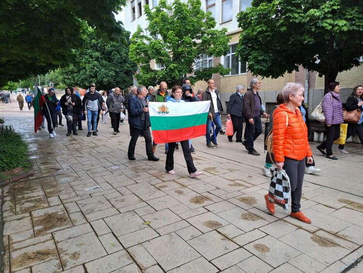 Десетки се събраха в защита на лева и с искане за референдум в Смолян