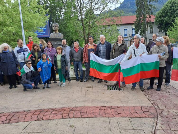 Десетки се събраха в защита на лева и с искане за референдум в Смолян