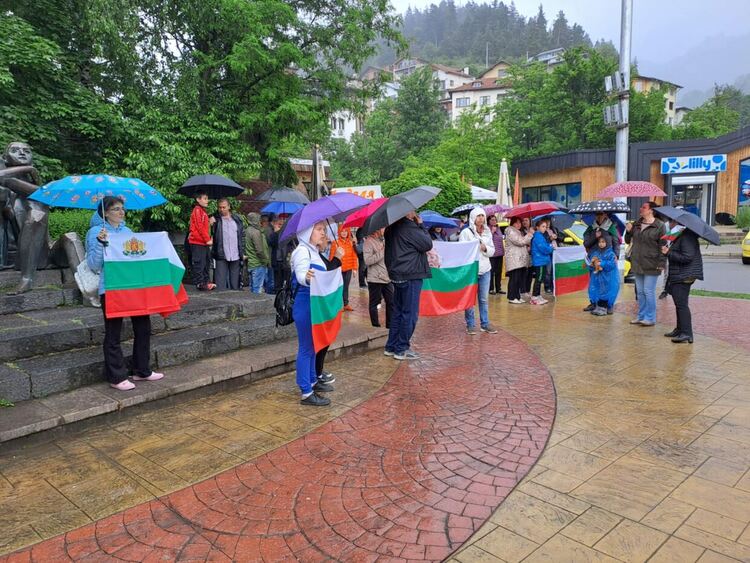 Десетки се събраха в защита на лева и с искане за референдум в Смолян