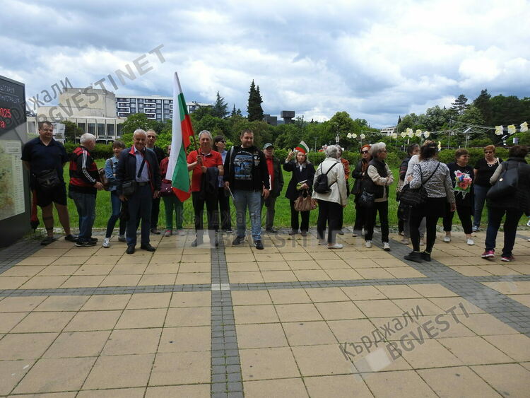 Десетки скандираха „Оставка!” и „Искаме си лева!”в Кърджали,настояха за референдум