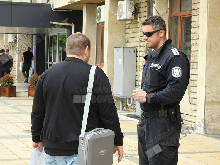 Десетки скандираха „Оставка!” и „Искаме си лева!”в Кърджали,настояха за референдум