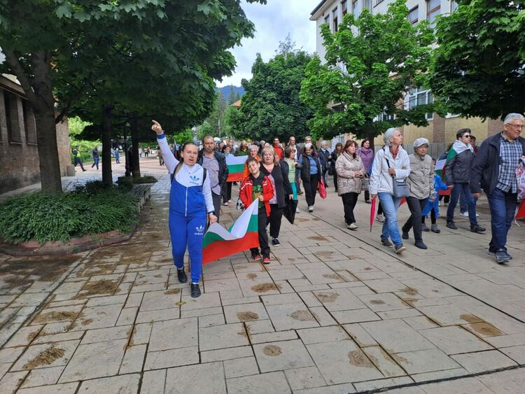 Десетки се събраха в защита на лева и с искане за референдум в Смолян