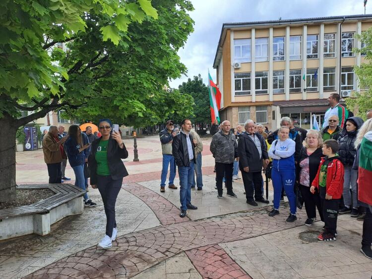Десетки се събраха в защита на лева и с искане за референдум в Смолян