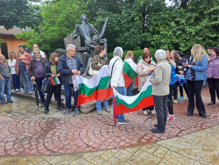 Десетки се събраха в защита на лева и с искане за референдум в Смолян