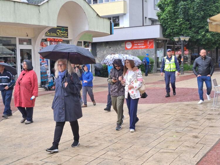 Десетки се събраха в защита на лева и с искане за референдум в Смолян