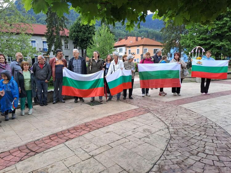 Десетки се събраха в защита на лева и с искане за референдум в Смолян