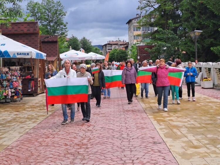 Десетки се събраха в защита на лева и с искане за референдум в Смолян