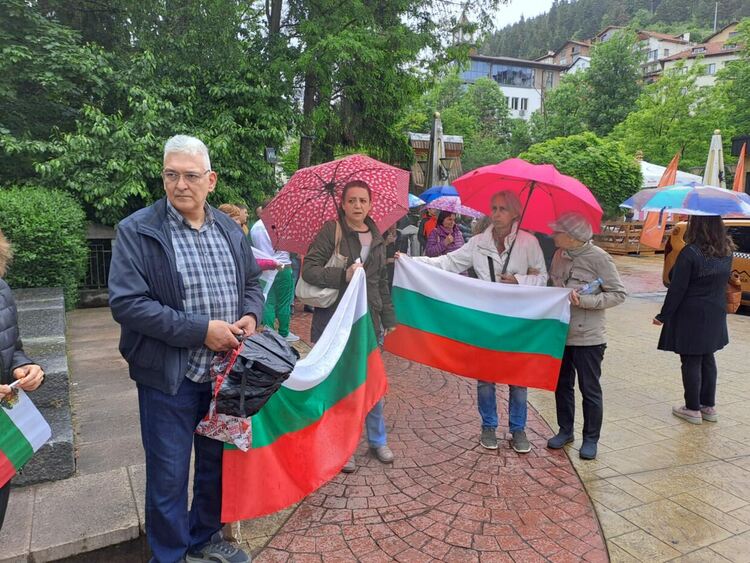 Десетки се събраха в защита на лева и с искане за референдум в Смолян