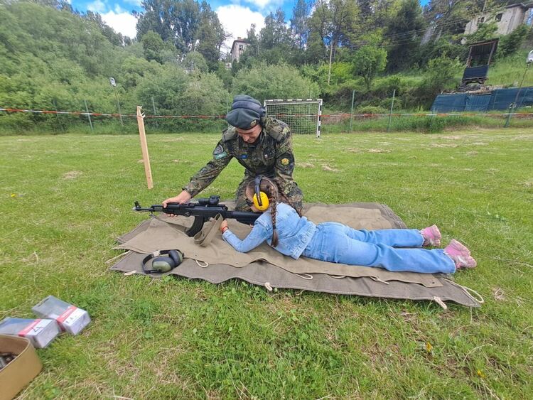 Демонстрации и стрелба привлякоха стотици деца на Деня на отворените врати в 101-ви Алпийски полк – Смолян