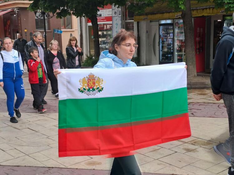 Десетки се събраха в защита на лева и с искане за референдум в Смолян