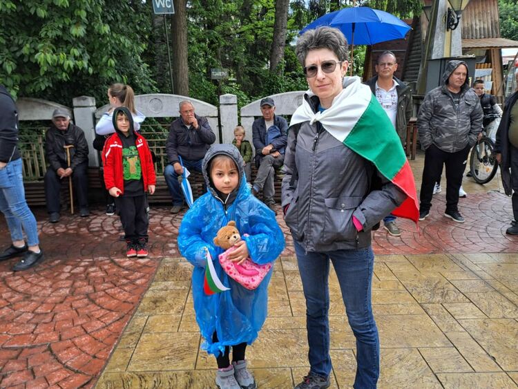 Десетки се събраха в защита на лева и с искане за референдум в Смолян