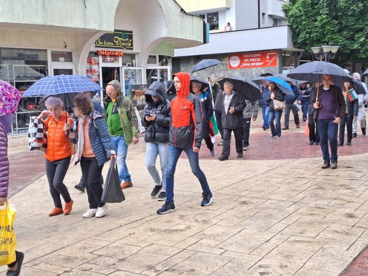 Десетки се събраха в защита на лева и с искане за референдум в Смолян