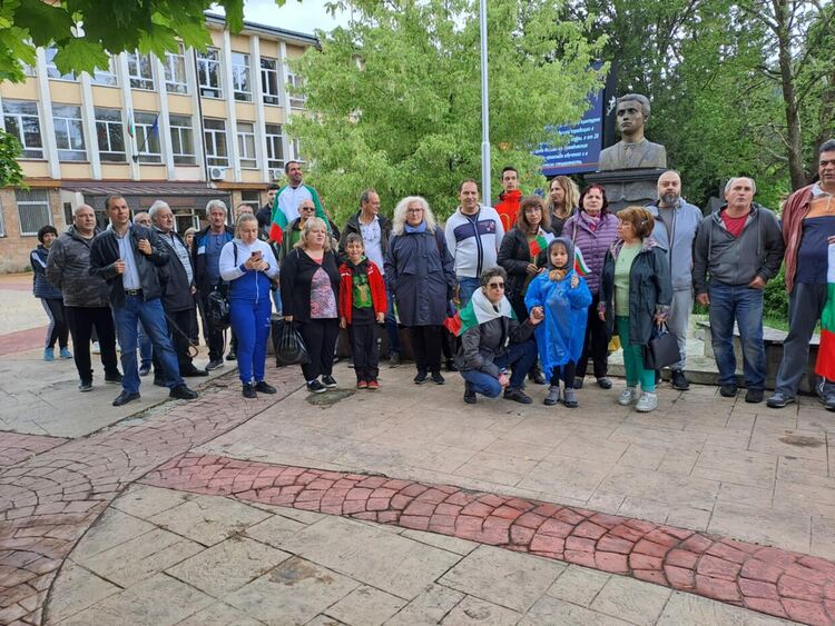 Десетки се събраха в защита на лева и с искане за референдум в Смолян