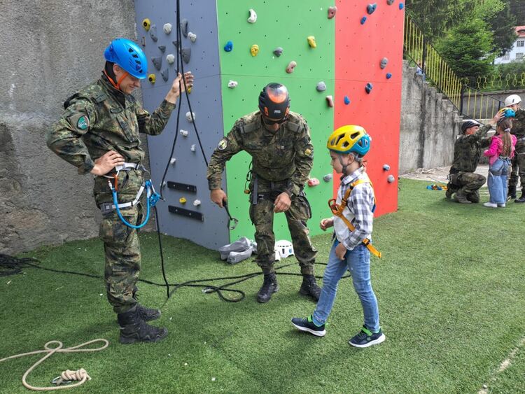 Демонстрации и стрелба привлякоха стотици деца на Деня на отворените врати в 101-ви Алпийски полк – Смолян