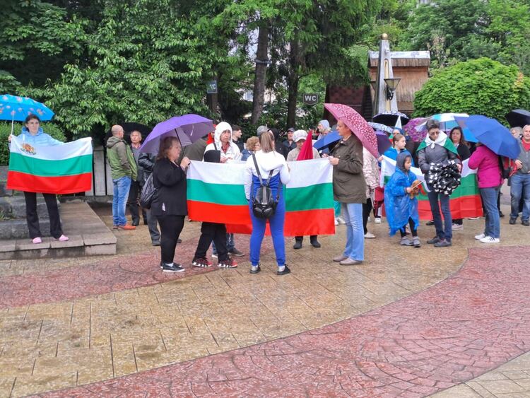 Десетки се събраха в защита на лева и с искане за референдум в Смолян