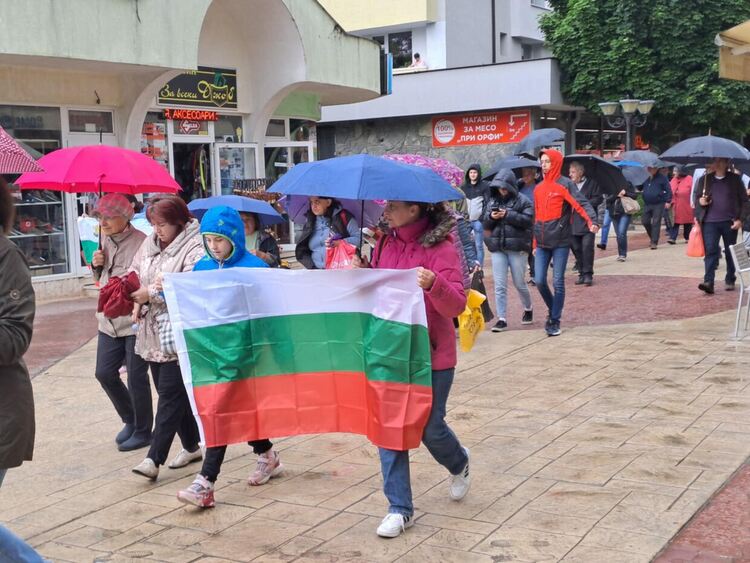 Десетки се събраха в защита на лева и с искане за референдум в Смолян