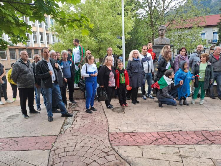 Десетки се събраха в защита на лева и с искане за референдум в Смолян