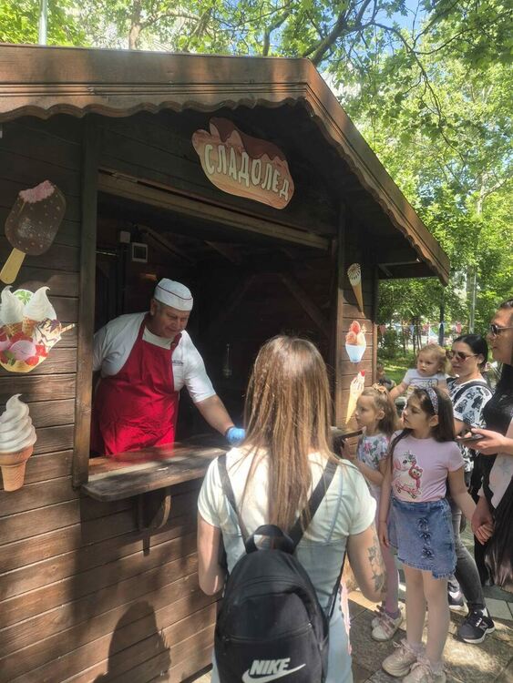 Стотици деца и родители изпълниха Централната градска алея в Димитровград на 1 юни