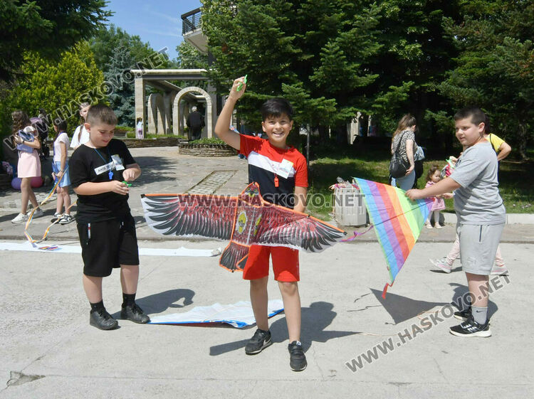 Балони с послания и хвърчила полетяха в Деня на детето в Хасково