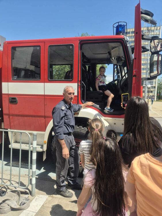 Стотици деца и родители изпълниха Централната градска алея в Димитровград на 1 юни