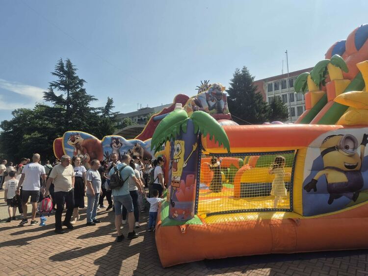 Стотици деца и родители изпълниха Централната градска алея в Димитровград на 1 юни