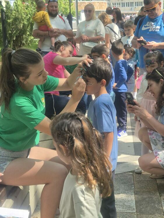 Стотици деца и родители изпълниха Централната градска алея в Димитровград на 1 юни