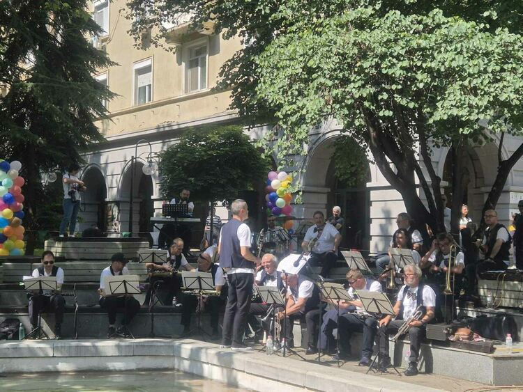 Стотици деца и родители изпълниха Централната градска алея в Димитровград на 1 юни