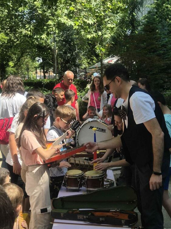 Стотици деца и родители изпълниха Централната градска алея в Димитровград на 1 юни