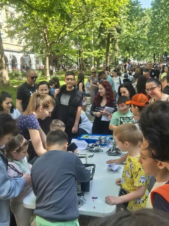 Стотици деца и родители изпълниха Централната градска алея в Димитровград на 1 юни