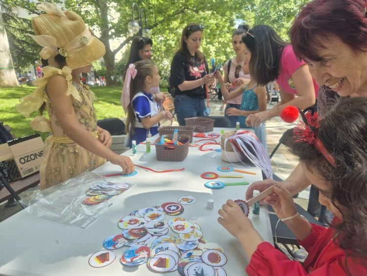Стотици деца и родители изпълниха Централната градска алея в Димитровград на 1 юни