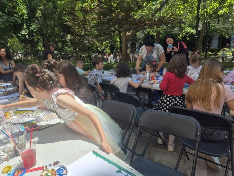 Стотици деца и родители изпълниха Централната градска алея в Димитровград на 1 юни