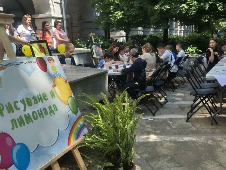 Стотици деца и родители изпълниха Централната градска алея в Димитровград на 1 юни