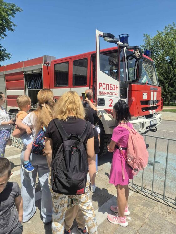 Стотици деца и родители изпълниха Централната градска алея в Димитровград на 1 юни