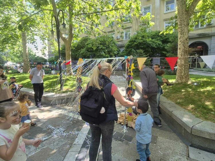 Стотици деца и родители изпълниха Централната градска алея в Димитровград на 1 юни