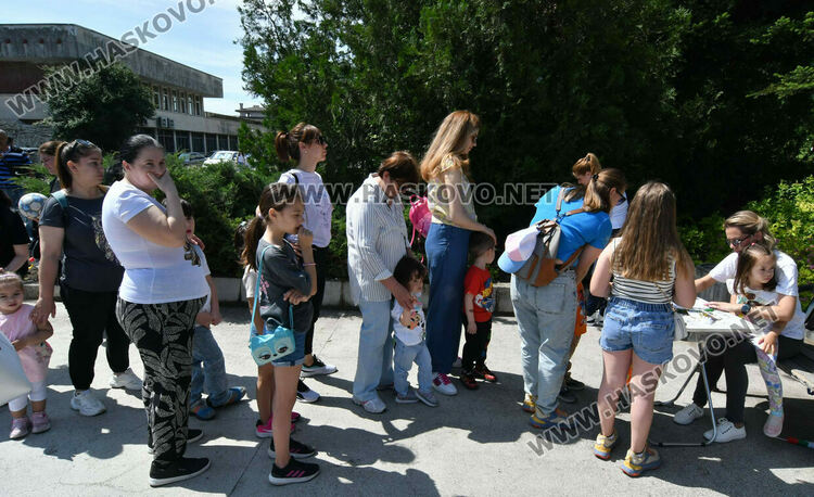 Балони с послания и хвърчила полетяха в Деня на детето в Хасково