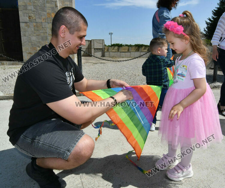 Балони с послания и хвърчила полетяха в Деня на детето в Хасково