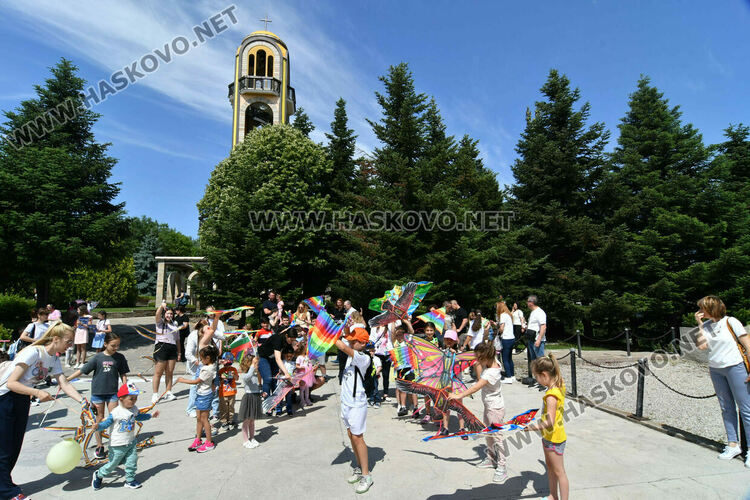 Балони с послания и хвърчила полетяха в Деня на детето в Хасково