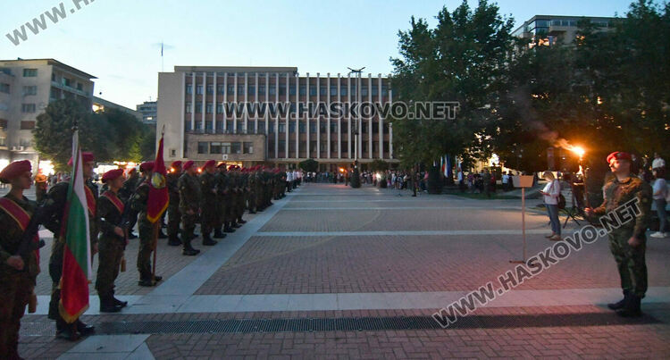 Тържествена заря-проверка за Деня на Ботев в Хасково 