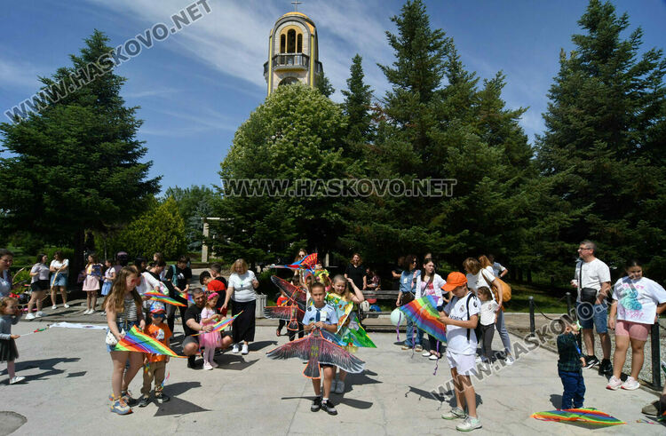 Балони с послания и хвърчила полетяха в Деня на детето в Хасково
