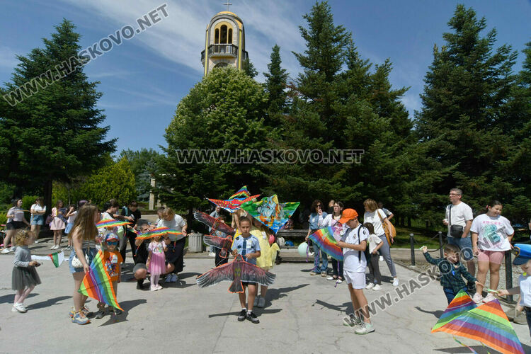 Балони с послания и хвърчила полетяха в Деня на детето в Хасково
