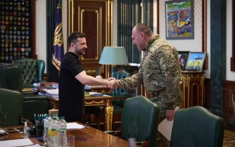 Володимир Зеленски публикува кадри с Василий Малюк, шефът на СБУ, ръководител на операция „Паяжина“. „Възложих на Службата за сигурност на Украйна да информира обществото за подробностите и резултатите от операцията, които могат да бъдат обявени публично. Разбира се, не всичко можем да разкрием сега, но това са действия на Украйна, които със сигурност ще влязат в учебниците по история. Украйна се защитава и напълно справедливо – правим всичко възможно, за да накараме Русия да осъзнае необходимостта да прекрати тази война. Русия започна тази война, Русия трябва да я приключи.", написа Зеленски