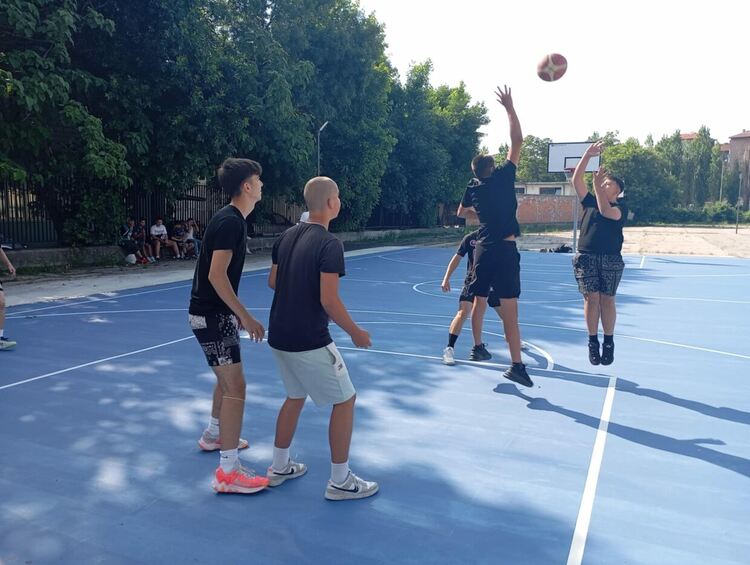 Грамоти за изявени ученици и спортни състезания за патронния празник на ПГМЕТ в Хасково