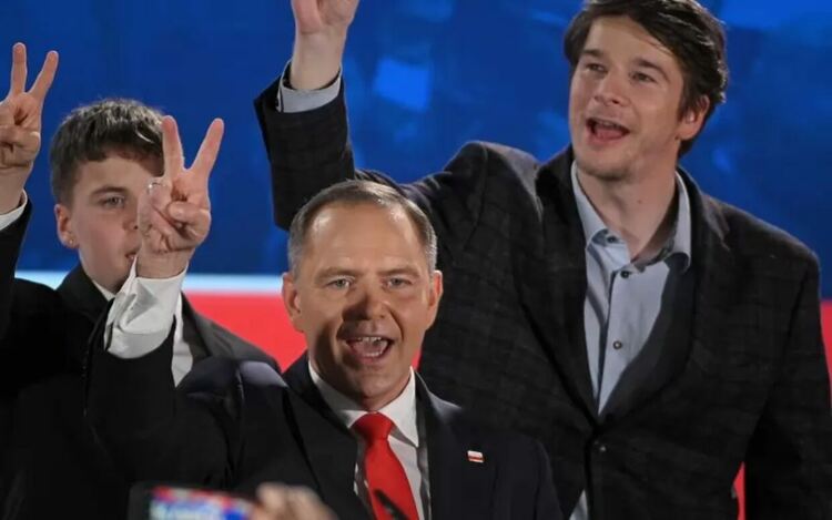 Карол Навроцки празнува със синовете си Антони и Даниел, по време на изборната нощ.