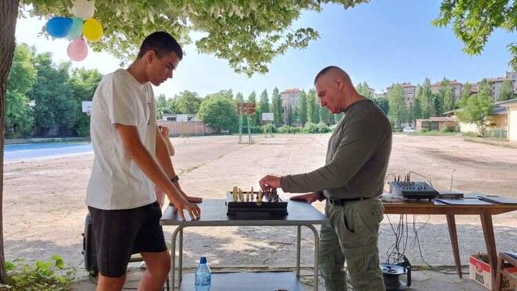 Грамоти за изявени ученици и спортни състезания за патронния празник на ПГМЕТ в Хасково