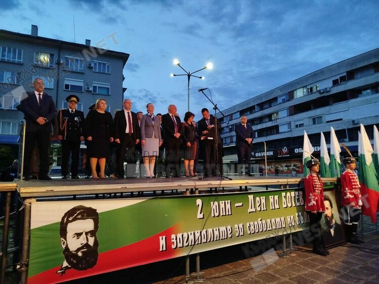 Кърджалийци се поклониха пред паметта на Ботев и героите на България/снимки/