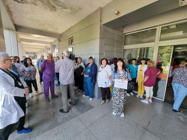 Медици протестираха в Перник с искане за реформи и адекватно заплащане