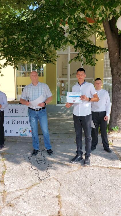 Грамоти за изявени ученици и спортни състезания за патронния празник на ПГМЕТ в Хасково