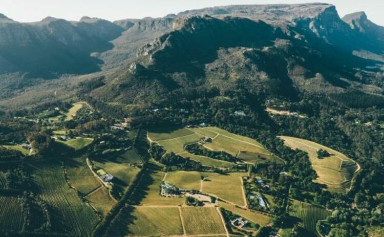 Въздушна снимка на планината Константиаберг и лозяата в поножито й близо до Кейптаун в Южна Африка. Ново проучване сочи, че страната се е издигнала стабилно между 2012 и 2020 г. поради сушата.