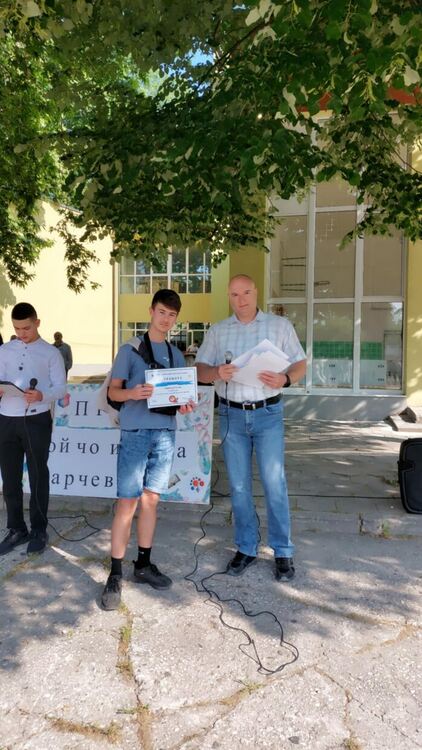 Грамоти за изявени ученици и спортни състезания за патронния празник на ПГМЕТ в Хасково